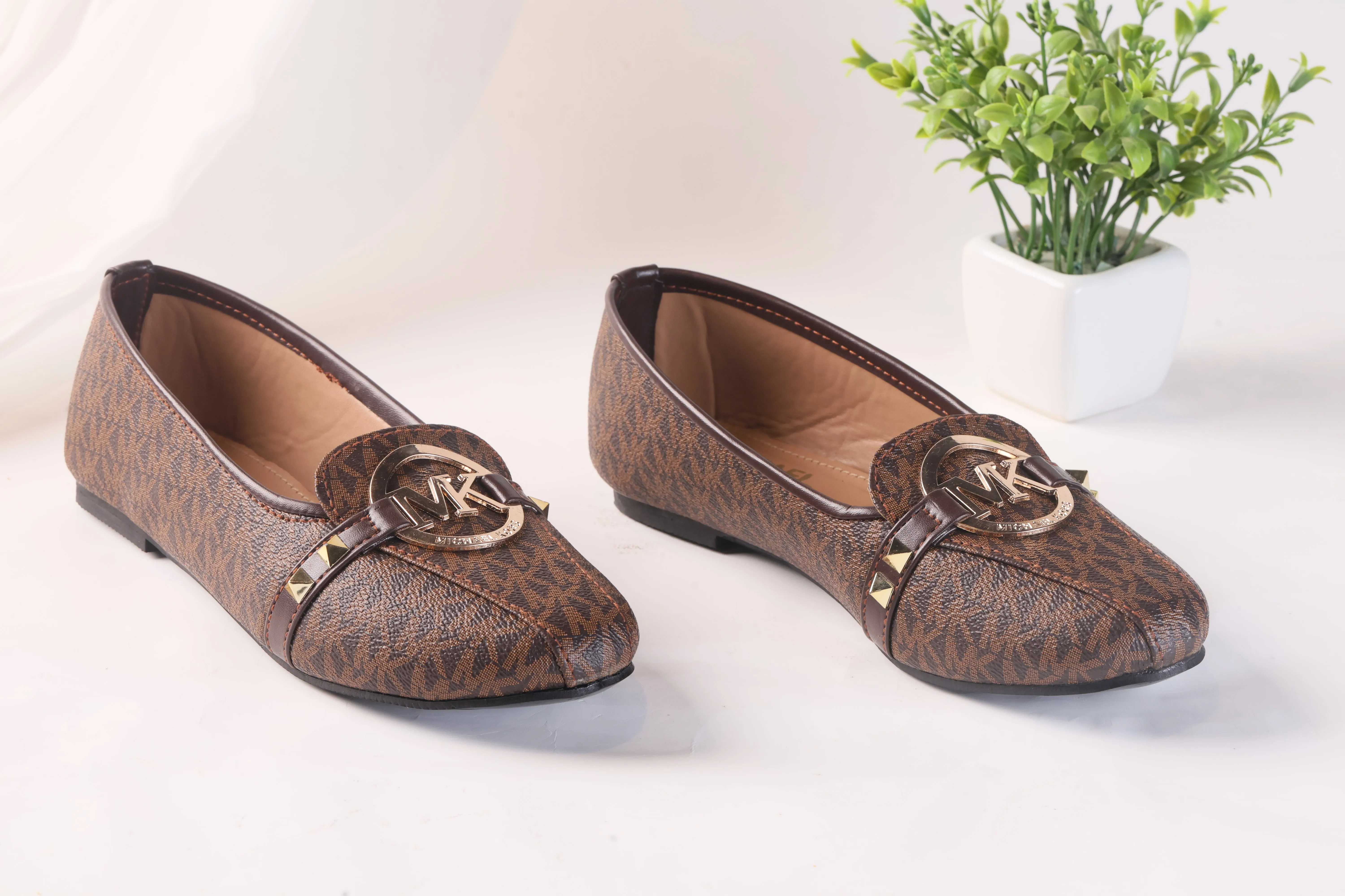MICHAEL KORS ALICE LOGO BALLET FLAT PUMPS - BROWN