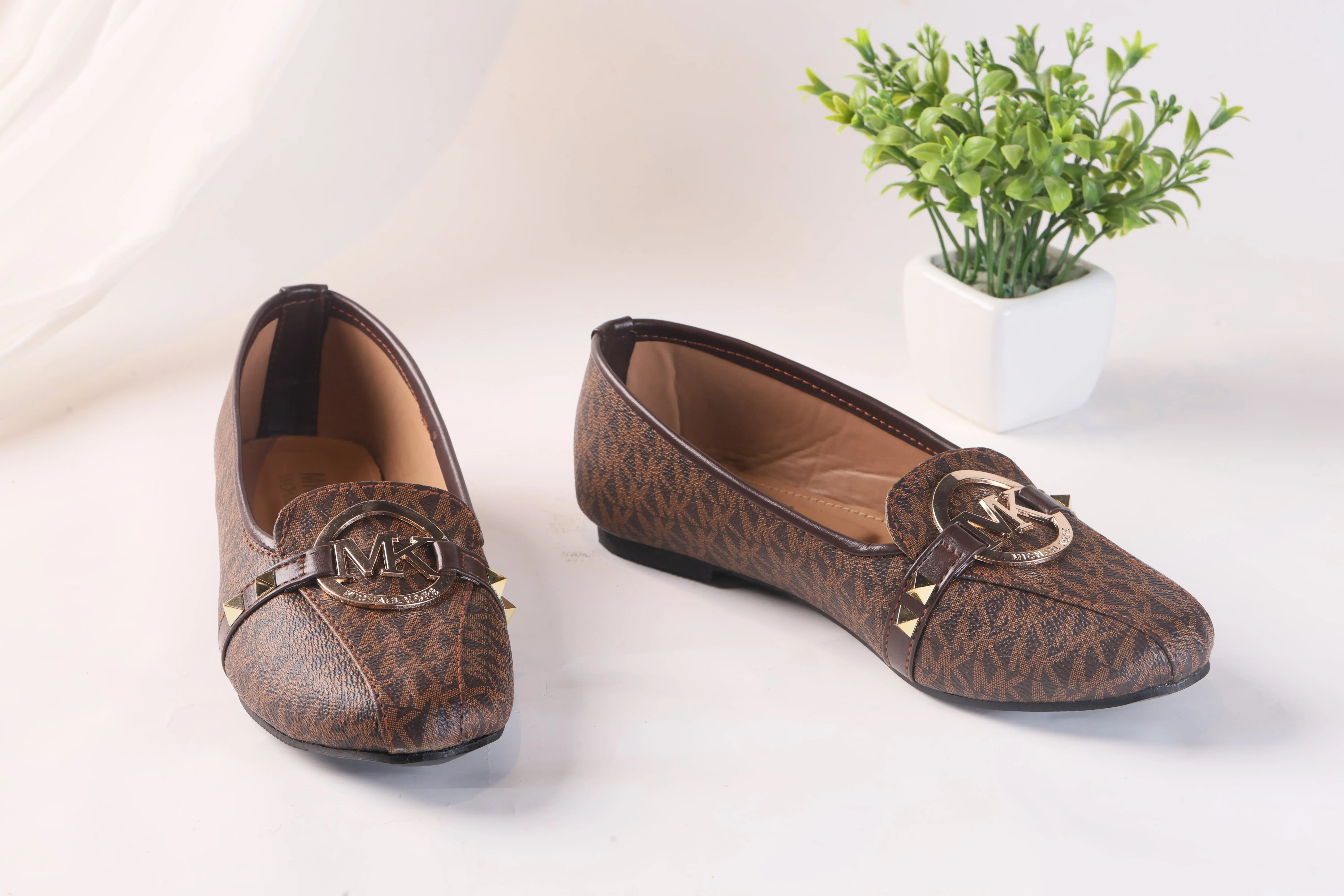 MICHAEL KORS ALICE LOGO BALLET FLAT PUMPS - BROWN