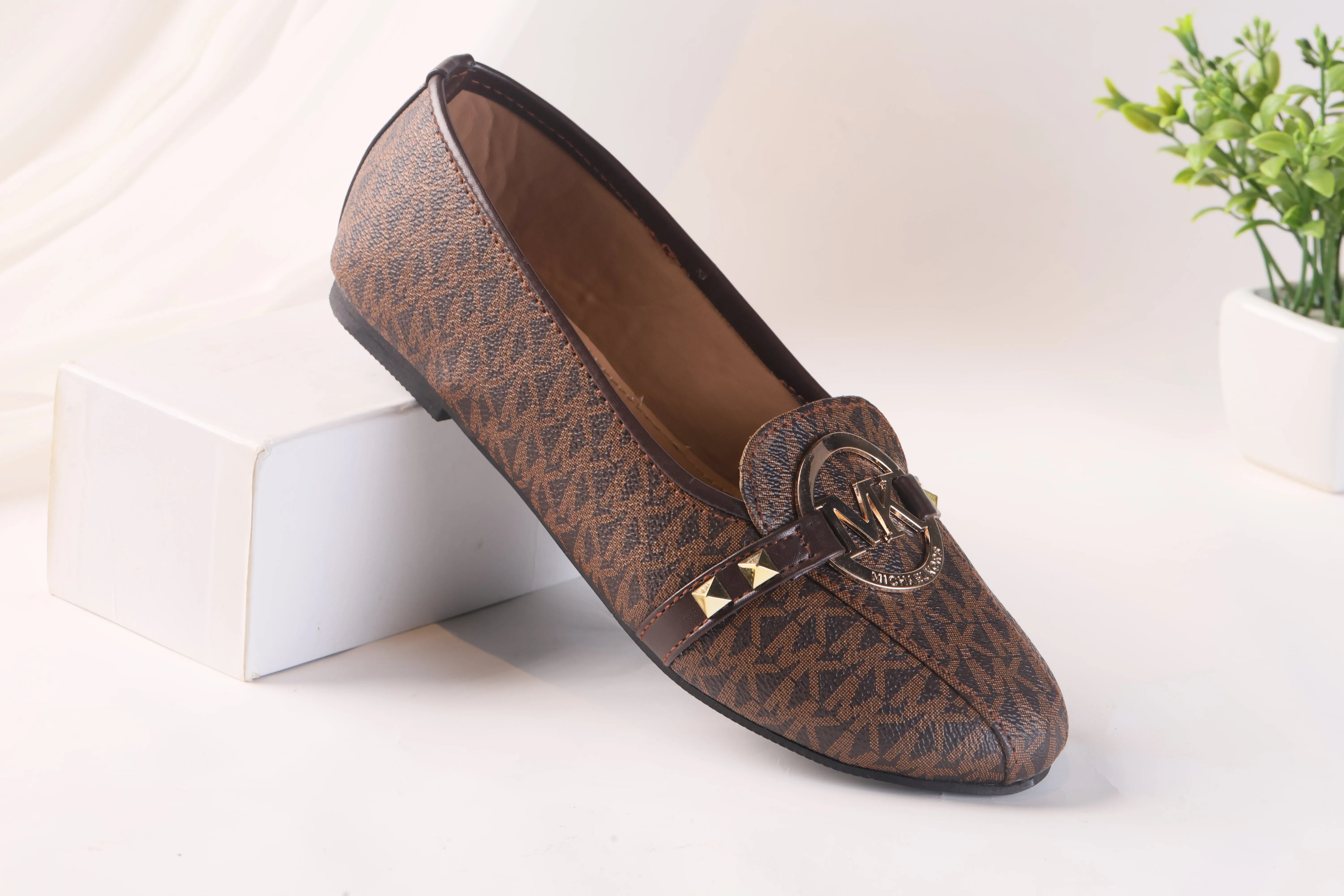 MICHAEL KORS ALICE LOGO BALLET FLAT PUMPS - BROWN