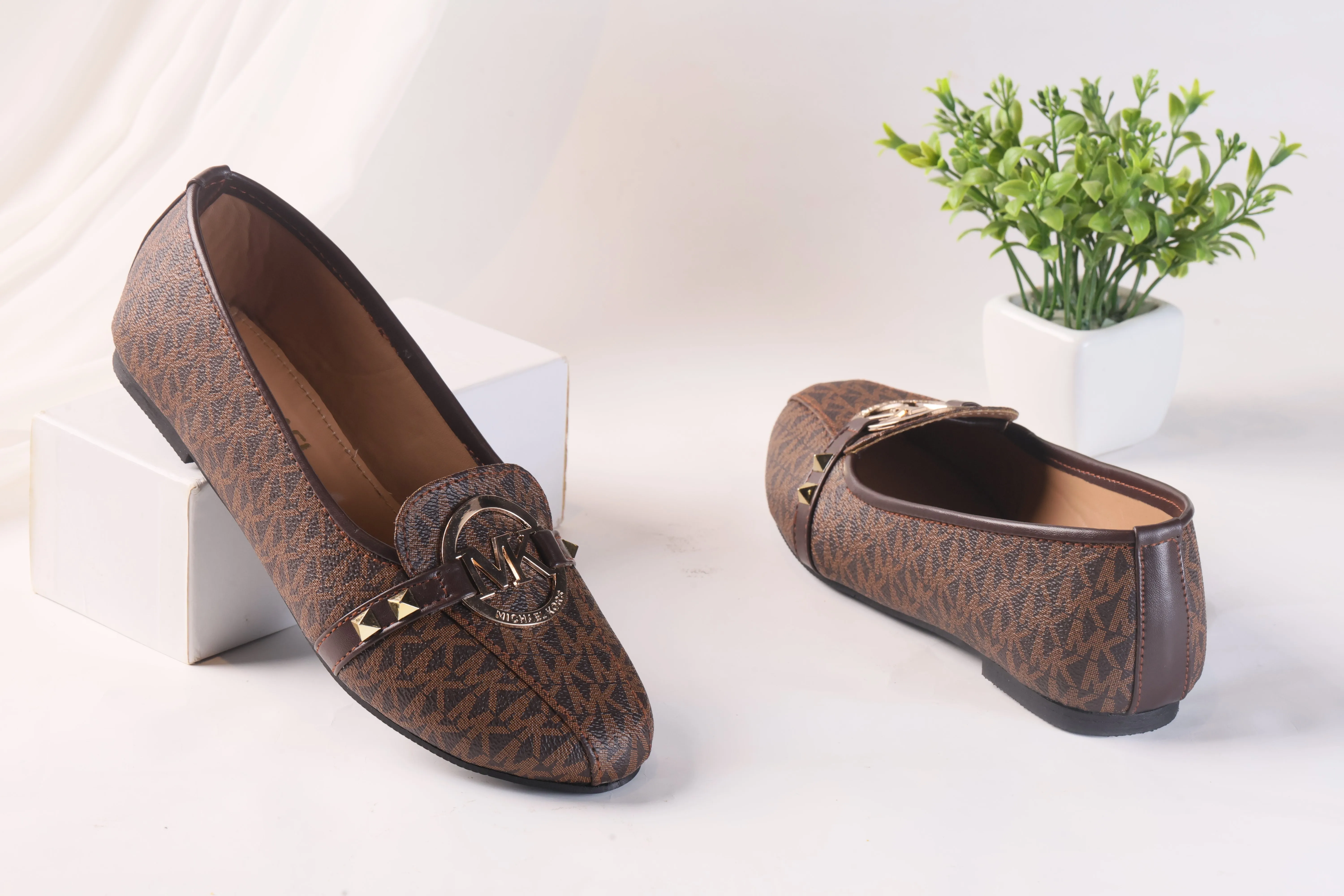 MICHAEL KORS ALICE LOGO BALLET FLAT PUMPS - BROWN